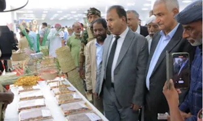 الوكيل العامري يفتتح معرض النخيل والتمور والخيمة التسويقية والقرية التراثية بسيئون
