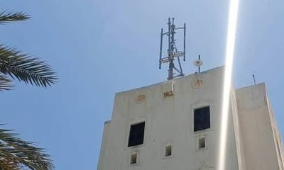 بجهود من السلطة المحلية بشبام.. أعمال تركيب أبراج تقوية تعزز تحسين خدمات الإتصالات والإنترنت بالمديرية