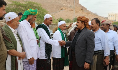 المحافظ بن ماضي يتفقد أضرار السيول ويتلمّس أحوال المواطنين بمديرية عمد