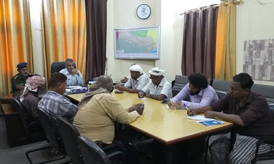 مدير عام مديرية غيل باوزير يناقش مع رؤساء الأحياء السكنية قضايا الأمن والأشغال