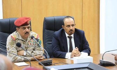 وزير الدفاع ومحافظ حضرموت يترأسان اجتماعاً موسعاً للجنة الأمنية بالمحافظة