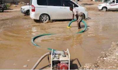 مكتب الأشغال العامة و الطرق بمديرية القطن يقوم شفط مياه الأمطار من الشوارع العامة