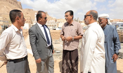 الوكيل العامري يتفقد عدد من المشاريع التنموية في مديرية القطن