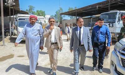 الوكيل العامري يطّلع على سير العمل بوحدة نظافة وتحسين مديرية سيئون ويشيد بجهود العاملين فيها