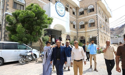 محافظ حضرموت يتفقّد العمل بمؤسسة الاتصالات ويشدد على أهمية تطوير الخدمة للمواطنين