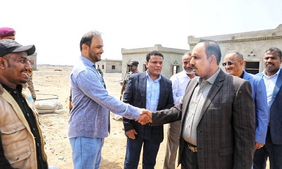 محافظ حضرموت يطلع على سير الأعمال الإنشائية لمشروع توفير المأوى الدائم للأسر الفقيرة والمتضررة من السيول بميفع