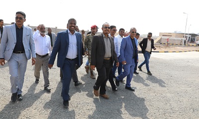 محافظ حضرموت يتفقد منشأة غاز بروم ويؤكد على أهمية تطوير قدراتها الإنتاجية والخزنية