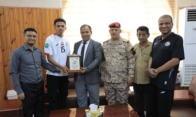 الوكيل العامري يكرم مساعد مدرب ولاعب المنتخب اليمني للشباب شهيم النوبي ومحمد الهندي تقديراً لإنجازهما الخليجي