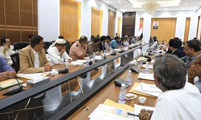 محافظ حضرموت يرأس اجتماعًا للمكتب التنفيذي ويؤكد: السلطة المحلية تخوض معركة حضرموت للحفاظ على مؤسسات الدولة