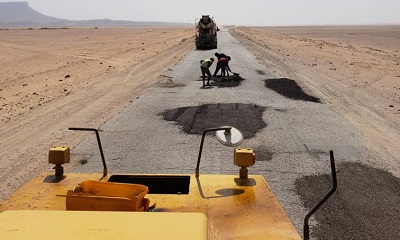 نظرا لما تسببه من حوادث خطيرة… فاعل خير يقوم بردم الحفريات في خط العبر الدولي 