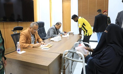 محافظ حضرموت يلتقي المواطنين ويستمع لقضاياهم ويصدر توجيهات فورية بتخليص معاملات أكثر من 600 مواطن