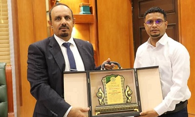 محافظ حضرموت يتسلّم درع شكر من الأندية والاتحادات الرياضية وفاءً لدعمه اللامحدود للقطاع الرياضي ويُشيد بأعمال الفنان التشكيلي يعقوب هبشان