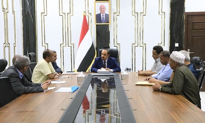 محافظ حضرموت يترأس اجتماعًا لضبط الأسعار وتفعيل الحركة التجارية والاستثمارية