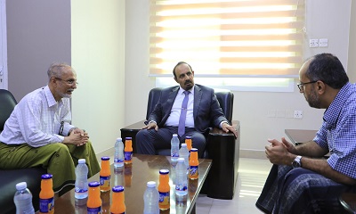 محافظ حضرموت يبحث مع رئيس الغرفة التجارية الأوضاع التموينية وسبل تعزيز الاستثمار للدفع بعجلة التنمية