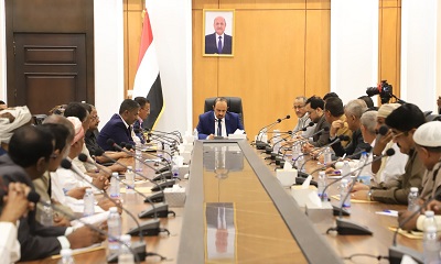 محافظ حضرموت يعقد لقاءً موسعاً بقيادات السلطة المحلية ومديري المديريات والأجهزة التنفيذية ويشدد على تلمس احتياجات المواطنين وتحسين الإيرادات وتعزيزها