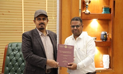 محافظ حضرموت يطلع على دراسة ماجستير حول دور منصات التحقق في كشف المعلومات الزائفة أثناء الحرب اليمنية ويشيد بالجهود البحثية المبذولة