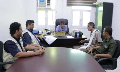 مدير عام مديرية الشحر يطلع على نتائج تسليم موقع مشروع توفير المأوى النازحين