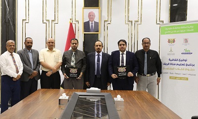 محافظ حضرموت يرعى توقيع اتفاقية برنامج تعليم فتاة الريف لرفع كفاءة “قابلات المجتمع” بمديريات “عمد، رخية، القطن، وحريضة”