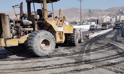 بدء أعمال السفلتة والتشطيب النهائي لجسر المنورة المعلق بالمكلا تمهيدًا لافتتاحه 