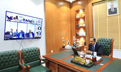 بمشاركة محافظ حضرموت عبر تقنية الاتصال المرئي ..مجلس القيادة الرئاسي يجتمع بالسلطات المحلية ويؤكد أولوية توحيد الموارد وتعزيز الأمن والخدمات 