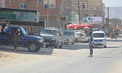 الأجهزة الأمنية بمديرية حوره ووادي العين تضبط متهماً في قضايا سرقة بعدد من المديريات واخران بحوزتهما مواد مخدره