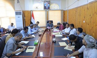 برئاسة الوكيل العامري.. لجنة المناقصات بوادي وصحراء حضرموت تفتح مظاريف عدد من مشاريع التربية والتعليم وتحيلها للجنة الفنية