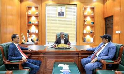 المحافظ بن ماضي يبحث مع رئيس الهيئة العامة للطيران المدني والأرصاد تعزيز نشاط مطاري الريان وسيئون