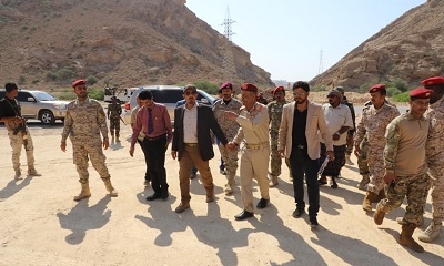 محافظ حضرموت وقائد المنطقة العسكرية الثانية يطلعان على مخطط أراضي شهداء حضرموت