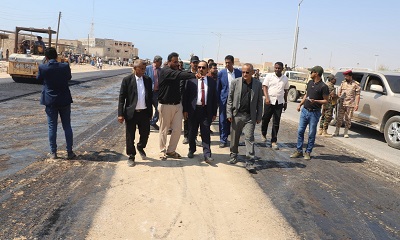 محافظ حضرموت يطلع على سير العمل في مشروعي تأهيل المدخل الغربي لمدينة الحامي وصيانة الخط الدولي (الريان – حضاتهم)