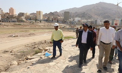 محافظ حضرموت يتفقد العمل بمشروع المرحلة الثانية لخور المكلا التي قاربت الـ 70% ويوجّه بإزالة العوائق التي تعترض سرعة الانجاز