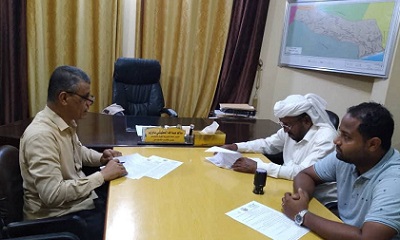 مدير عام مديرية غيل باوزير يوقع عقد عمل لاستكمال مشروع تعليمي برأس حويره