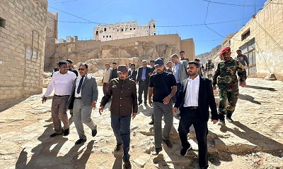 محافظ حضرموت يتفقد الجزء المنهار من سور قصر سيئون