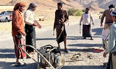 نادي شباب متطوعين بمديرية رخية ينفذ مبادرة ردم الحفريات في الخط العام بالمديرية