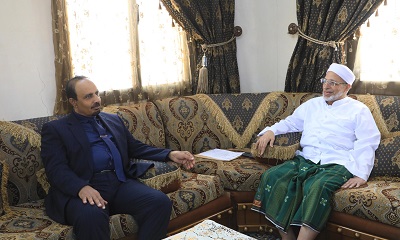 محافظ حضرموت يزور البروفيسور عبدالله باهارون ويُشيد بدوره في إثراء الحياة الأكاديمية والاجتماعية