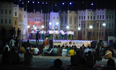 ختام كرنفالي مبهر لليوبيل الفضي لرحيل جوهرة الطرب بدوي زبير في مدينة الشحر ديكور مسرحي يجسّد شبام والشحر في لوحة فنية ساحرة