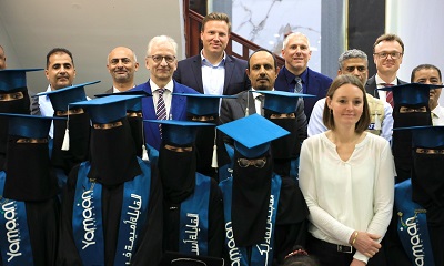 محافظ حضرموت الاستاذ مبخوت بن ماضي والسفير الألماني يكرمان اوائل الخريجات في مشروع تأهيل قابلات تقنيات