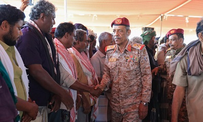 قائد المنطقة العسكرية الثانية يقدم واجب العزاء لقبيلة وأسرة الشاب القتيل “بن عجلان”