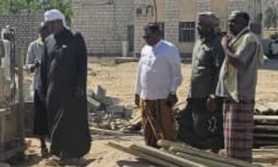 الاستاذ السماحي المدير العام لمديرية السوم يتفقد سير العمل في مشروع بناء سكن الأطباء بمستشفى السوم