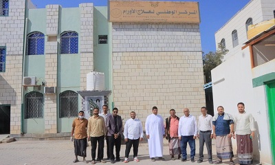 العمودي يطلع على سير العمل بمختبر فحص الانسجة بالمركز الوطني لعلاج الأورام بسيئون