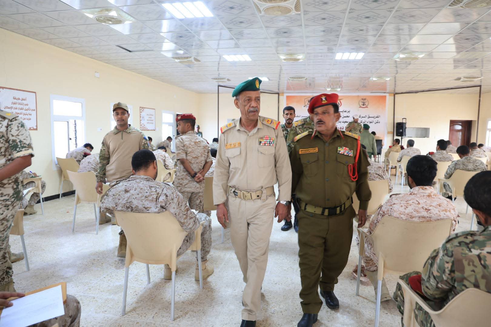 قائد المنطقة العسكرية الثانية يتفقد سير الامتحانات بدورة قادة السرايا في معهد الشهيد صالح أبوبكر بن حسينون لتدريب وتأهيل القادة بالمكلا 