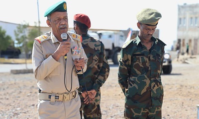 قائد المنطقة العسكرية الثانية يتفقد معسكر الكتيبة الخاصة بالمكلا ويشيد بجاهزيتها ومستواها العسكري العالي 