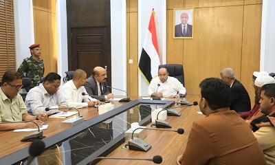 محافظ حضرموت يناقش سير العملية التعليمية والتربوية بمديرية الشحر