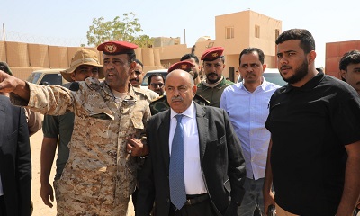 عضو مجلس القيادة الرئاسي محافظ حضرموت يتفقد المواقع العسكرية المتضررة من الأحداث الماضية بمطار الريان