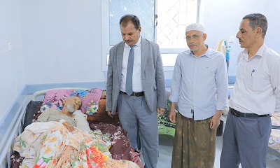 الوكيل العامري يزور المؤرخ جعفر السقاف للاطمئنان على صحته