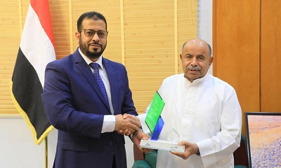 عضو مجلس القيادة محافظ حضرموت يبحث تدخلات مؤسسة صلة للتنمية ويتسلم درعا تقديريا 