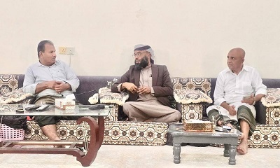 الوكيل العامري يناقش مع قائد قوات درع الوطن الفرقة الثانية اللواء فهد بامؤمن الترتيبات الأمنية في الوادي والصحراء 