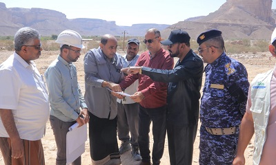 مدير عام شبام ومؤسسة المياه بالوادي يتفقدان موقع مشروع الطاقة الشمسية بقدرة 500 كيلو وات في حقل موشح شبام