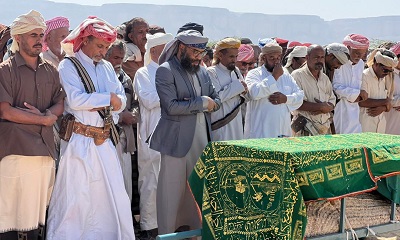 قائد الفرقة الثانية العميد فهد بامؤمن يتقدّم مشيعي الشهيد “بن حديجان النهدي” في حضرموت