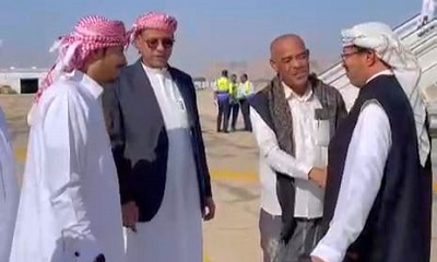 مدير عام سيئون في مقدمة مستقبلي وكيل وزارة الداخلية بمطار سيئون الدولي.