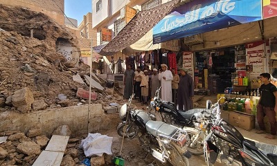 عضو مجلس القيادة الرئاسي – محافظ حضرموت ووكيل الوادي يطّلعان من مدير عام سيئون على أضرار انهيار منزل شعبي بسوق النساء بسيئون.